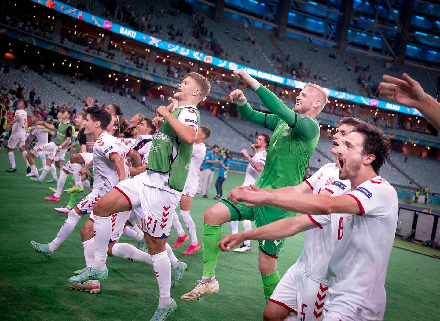 Kasper Schmeichel , Thomas Delaney og Andreas Cornelius efter kvartfinalen mellem Danmark - Tjekkiet på Baku Olympic Stadium i Aserbajdsjan, lørdag den 3. juli 2021