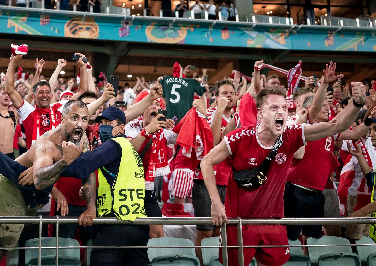 De britiske myndigheder vil ikke lempe på coronareglerne, så danske fans kan tage til England og se semifinalen der.