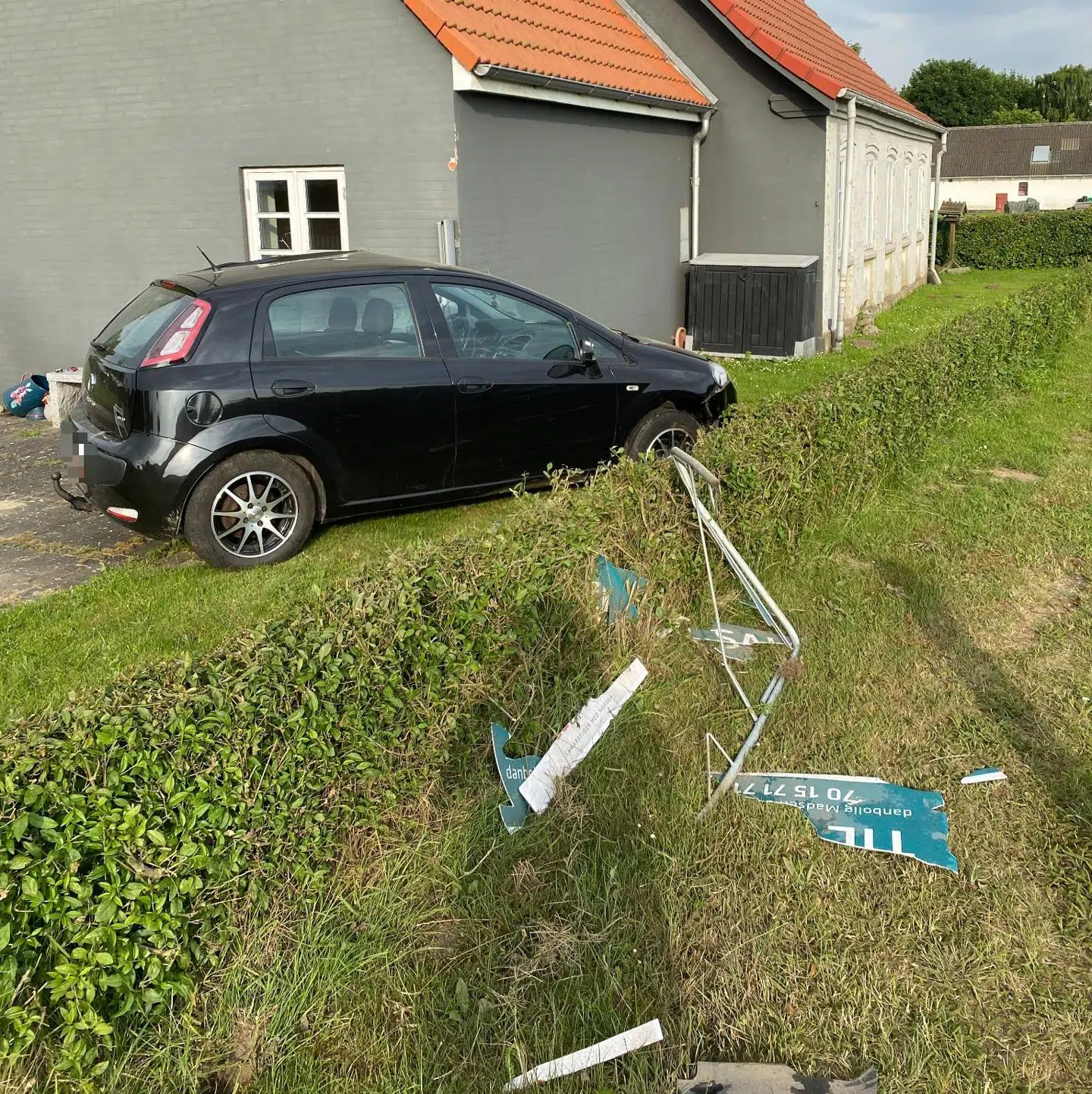 Foruden bilen gik uheldet også ud over det til salg-skilt, der stod foran Kirsten Jensens hus. Nu er Kirsten Jensen ikke længere sikker på hun vil flytte – hun har jo gode naboer.