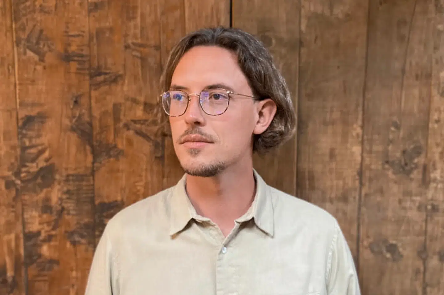 32-årige Martin Jacobsen har arbejdet ved den danske ambassade i London. I foråret indberettede han en tidligere kollega til Udenrigsministeriets whistleblowerordning. Dette resulterede i, at Martin Jacobsen modtog opkald og vrede beskeder, efter at ministeriet havde udleveret hans navn og indberetning til den indberettede person.