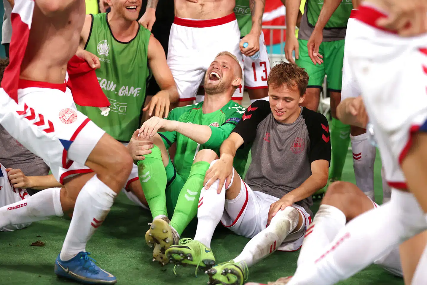 Kasper Schmeichel og Mikkel Damsgaard omringet af medspillere efter sejren over Tjekkiet i kvartfinalen. Foto: REUTERS/Naomi Baker.