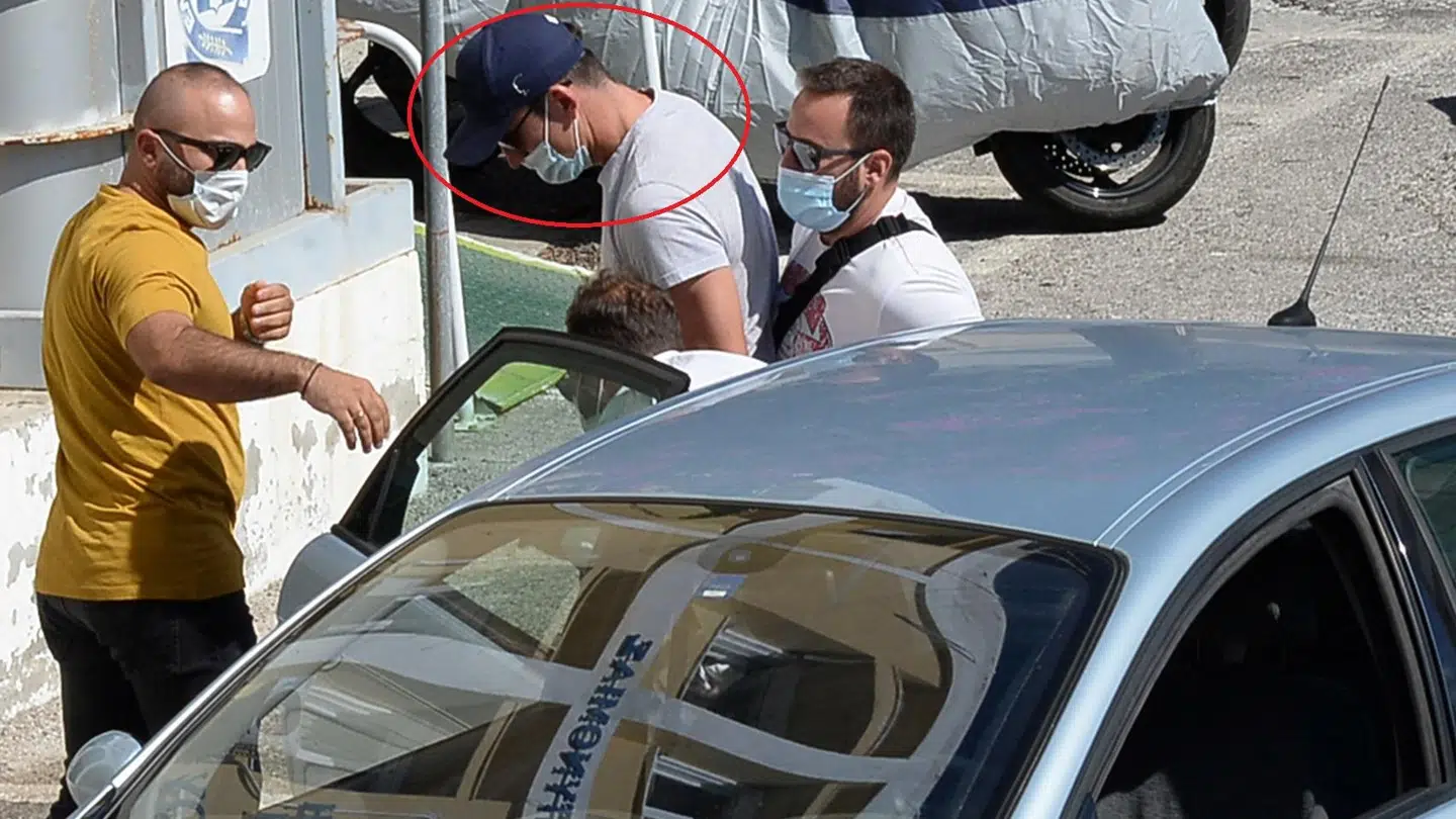 Harry Maguire bliver her ført ind i retten.