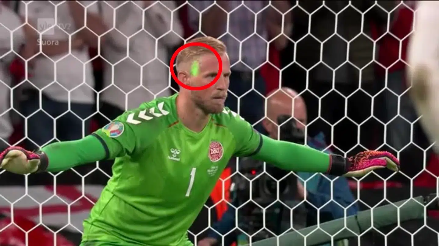 En person blandt publikum ramte Kasper Schmeichel med et laserlys, da England skulle til at tage straffe i forlænget spilletid.
