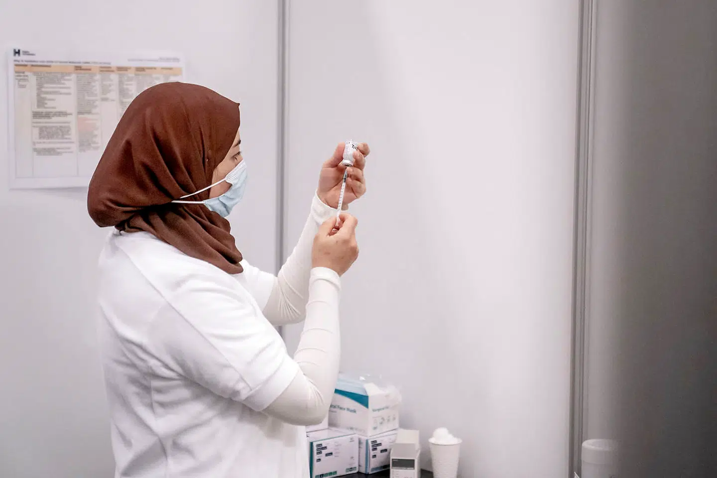 En informationsfolder fra Sundhedsstyrelsen skal komme usande vaccineinformation blandt danske muslimer til livs. Her ses en idrætshal i Ishøj, der er blevet ombygget til at vaccinere danskere mod covid-19.