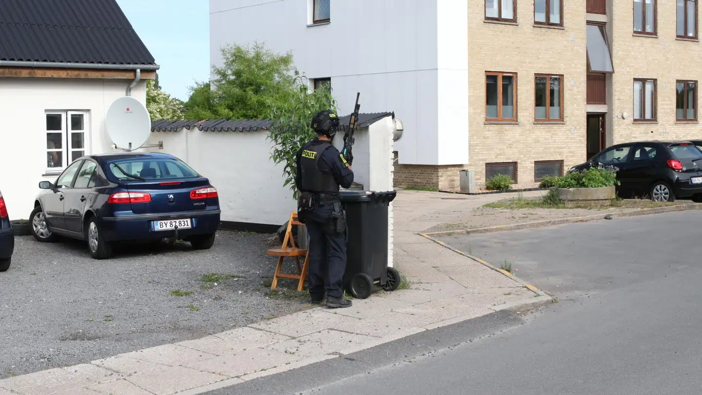 Politiet er talstærkt mødt op i Taastrup.