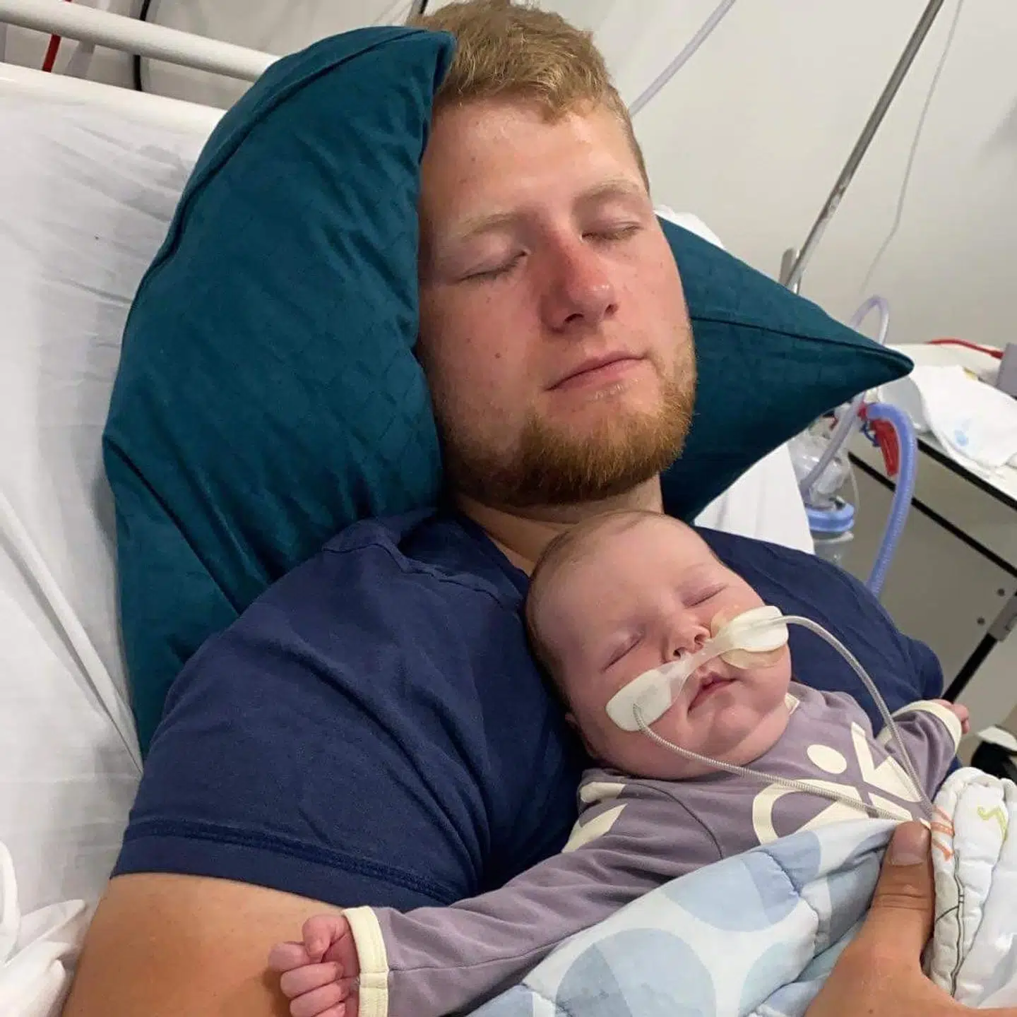 Vilde og hendes far på Hjørring Hospital.