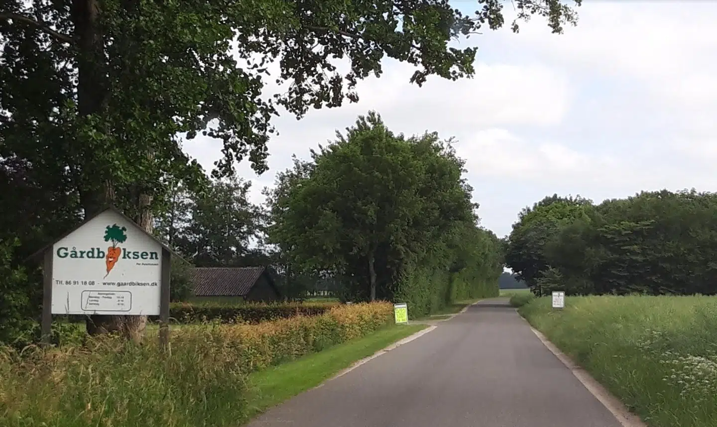 Per Rasmussen har et tredje skilt, der er ret iøjnefaldende. Det skilt har kommunen intet imod bliver stående. Men de små skal væk.