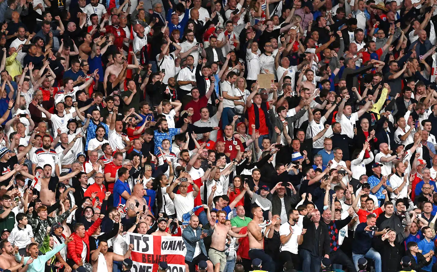 Det var bestemt ikke alle engelske fans, der opførte sig ordentligt før, under og efter onsdagens EM-semifinale mellem England og Danmark.