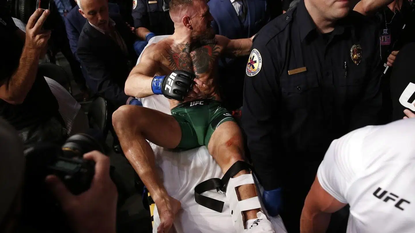 McGregor brækkede anklen i første runde.