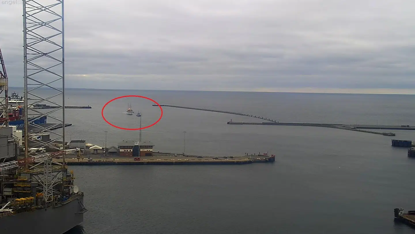 Her ses Kongeskibet blive slæbt ind til havnen i Frederikshavn.