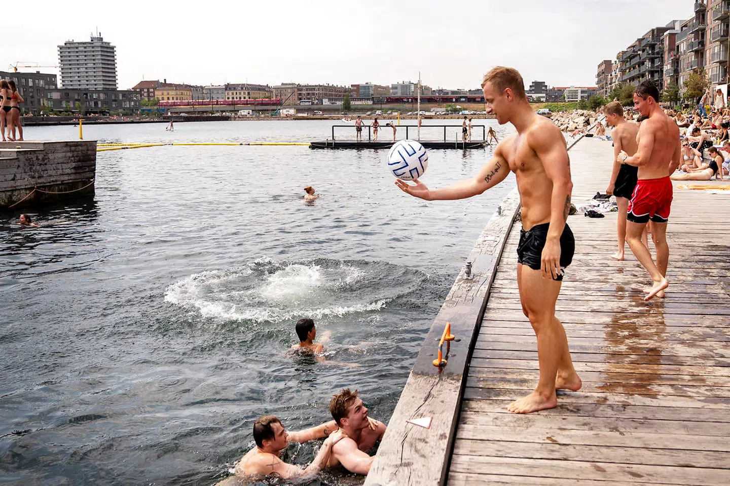 Selvom vandkvaliteten er dårlig ved badezonerne i Københavns havn, så kan man stadig få en kold dukkert mandag, hvis man søger længere væk fra byen. Vandkvaliteten er eksempelvis stadig god ved Nordhavn. Arkivfoto: Linda Kastrup