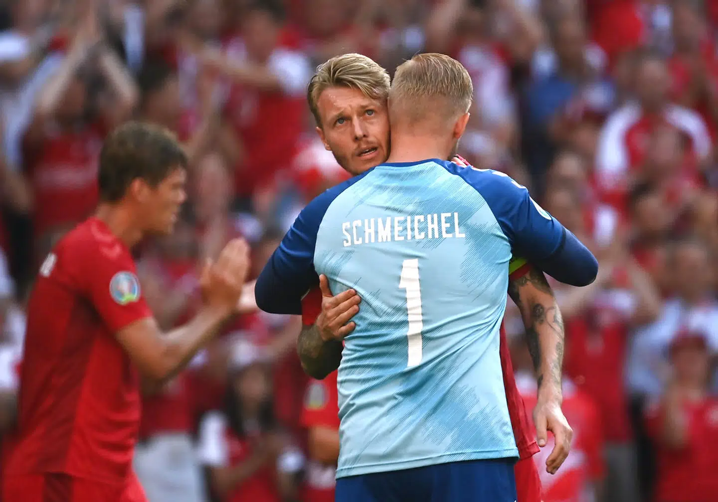 Da Danmark spillede mod Belgien fem dage efter Christian Eriksens kollaps, blev bolden sparket ud af banen i tiende minut, hvorefter der blev holdt et minuts klapsalve for de danske spiller.