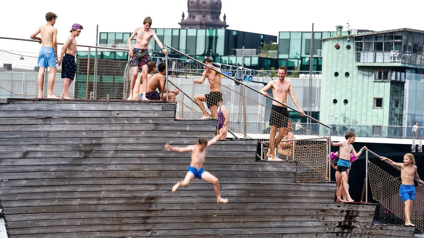 Pas på med at tage en dukkert i Islands Brygges Havnebad, lyder advarslen tirsdag morgen.