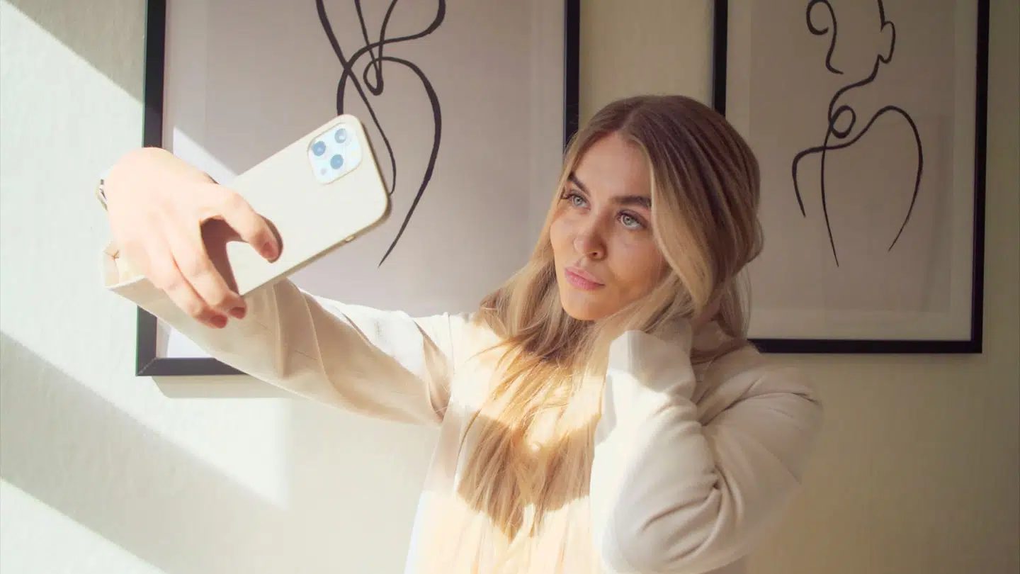 Matilde henter en stor del af sin identitet fra Instagram. Måske ville det være mere sundt at vende kameraet ud mod verden i stedet for mod hende selv.