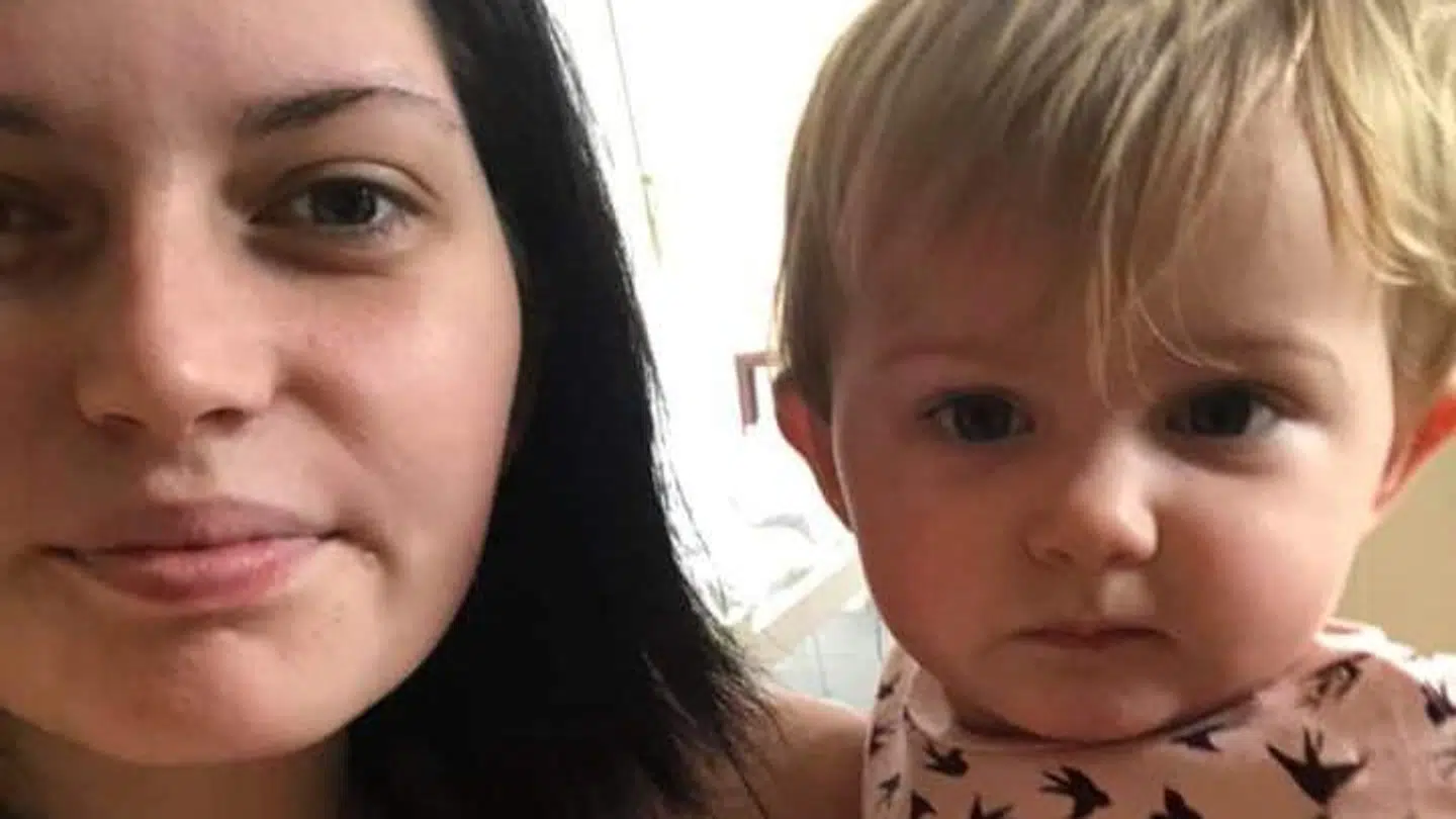 Camilla og Melina fotograferet sammen til et af de samvær, Camilla og Jonas havde med datteren, frem til hun blev tvangsbortadopteret. (Privatfoto)