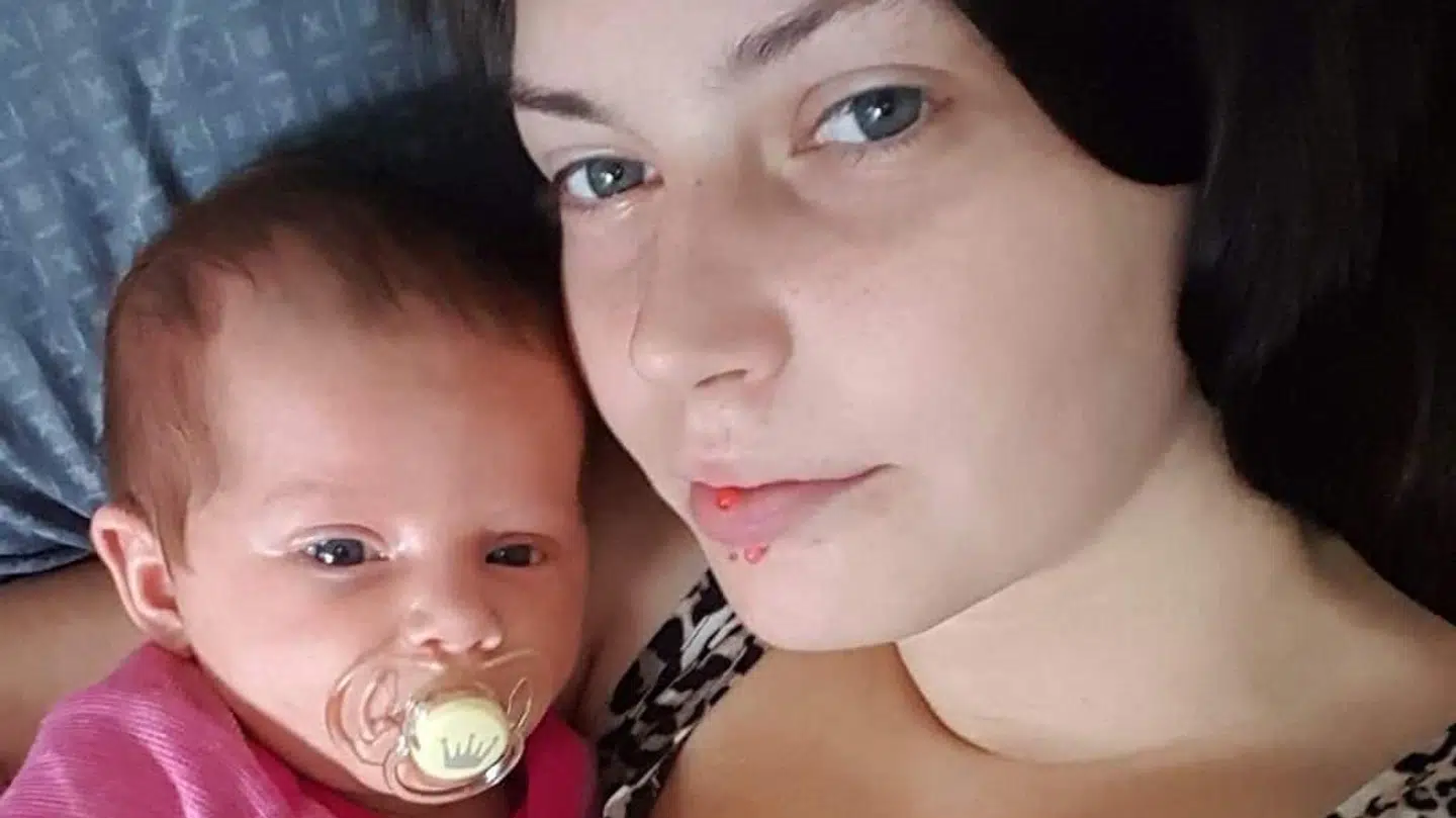 Melina og Camilla fotograferet sammen på det mor-barn-hjem, hvor de boede knap to måneder, inden Melina blev anbragt. (Privatfoto)