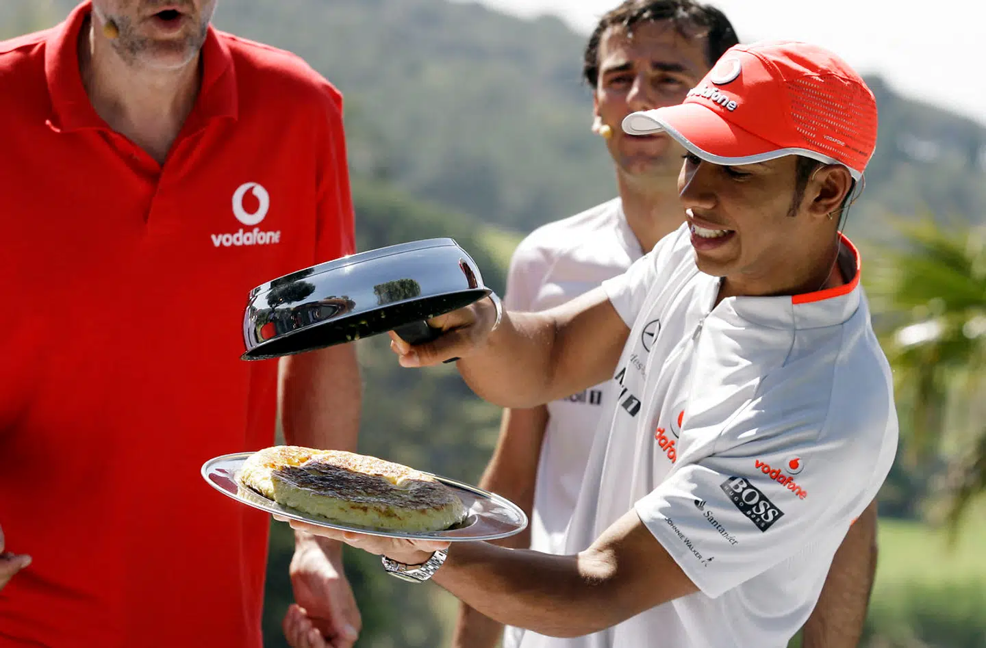 Det er ikke let at lave tortilla. Blandt kan det være svært at vende den, uden at den går i stykker. Her går det dog meget godt for Formel 1-køreren Lewis Hamilton under en event i forbindelse med det spanske Grand Prix.