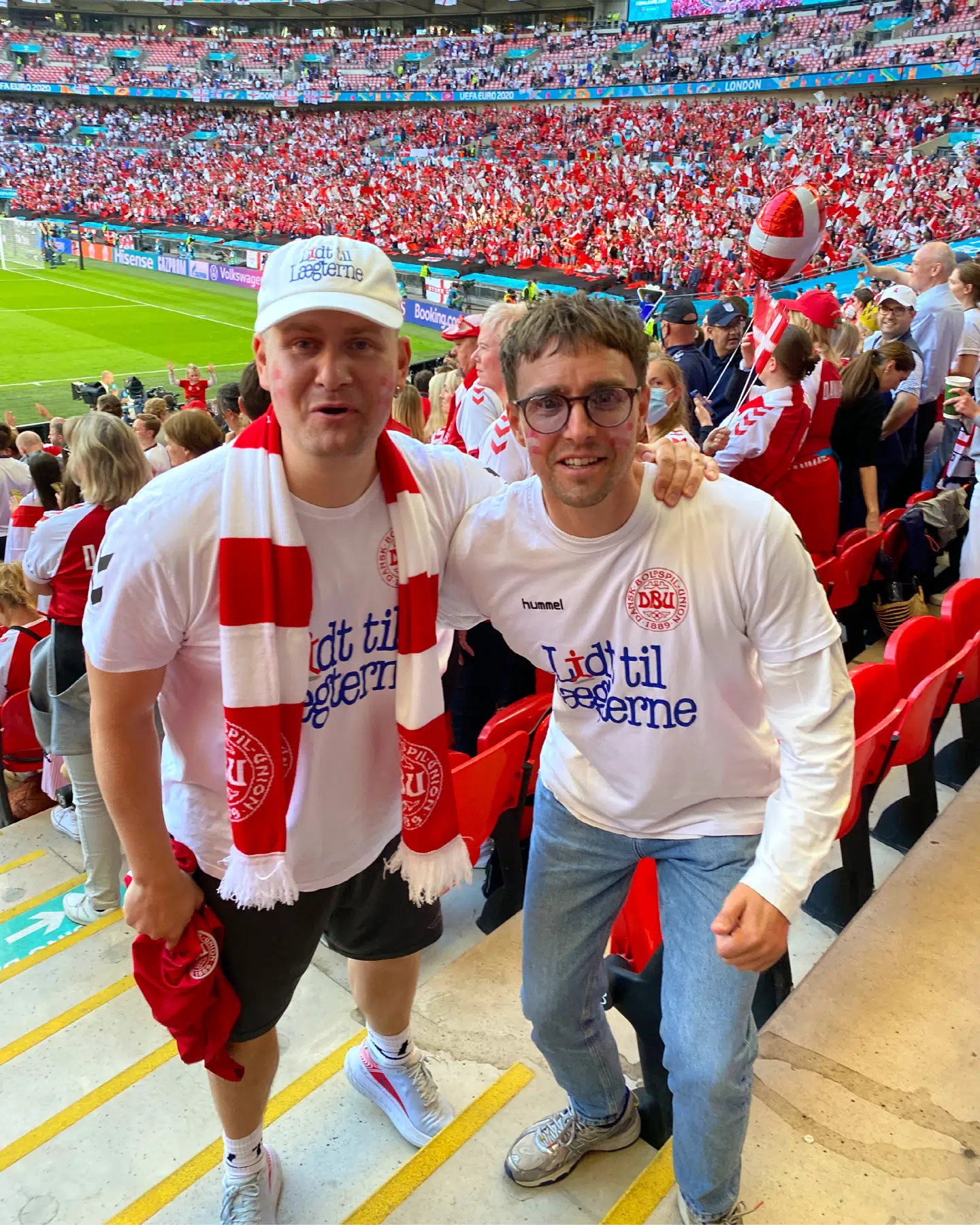 Mads Bo Iversen (tv) og Martin Johannes Larsen til semifinalekampen mod England på Wembley Stadion.