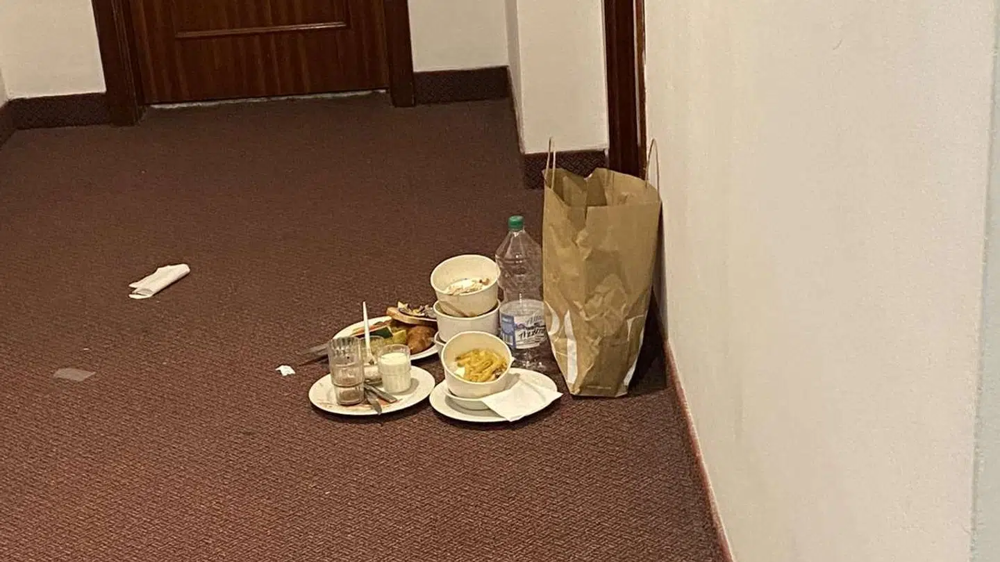 Ifølge Amalie Aagaard stod madresterne og skraldet fra de studerende, som var testet positive, i dagevis på gangen, uden nogen fjernede det.