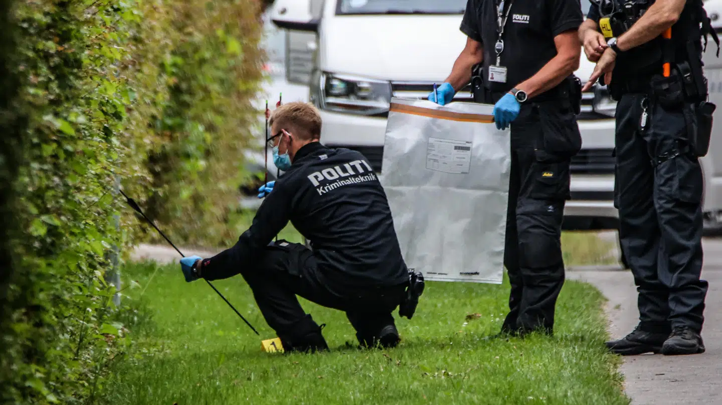Her politiet med en pil efter skudepisoden i Dannemare. Foto: Byrd/Steven Knap
