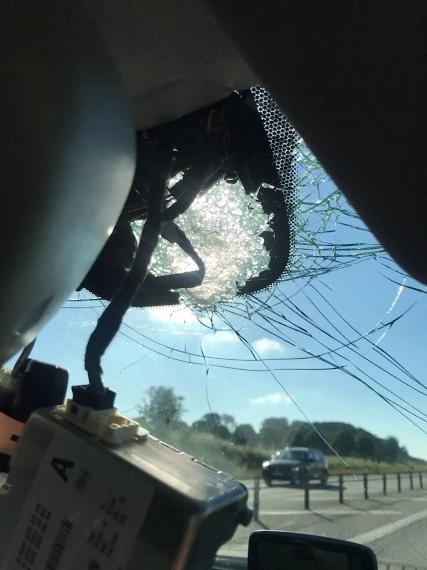 Sådan så forruden ud, efter at Carsten Petersen og hustruen var blevet ramt af en sten eller en anden genstand.