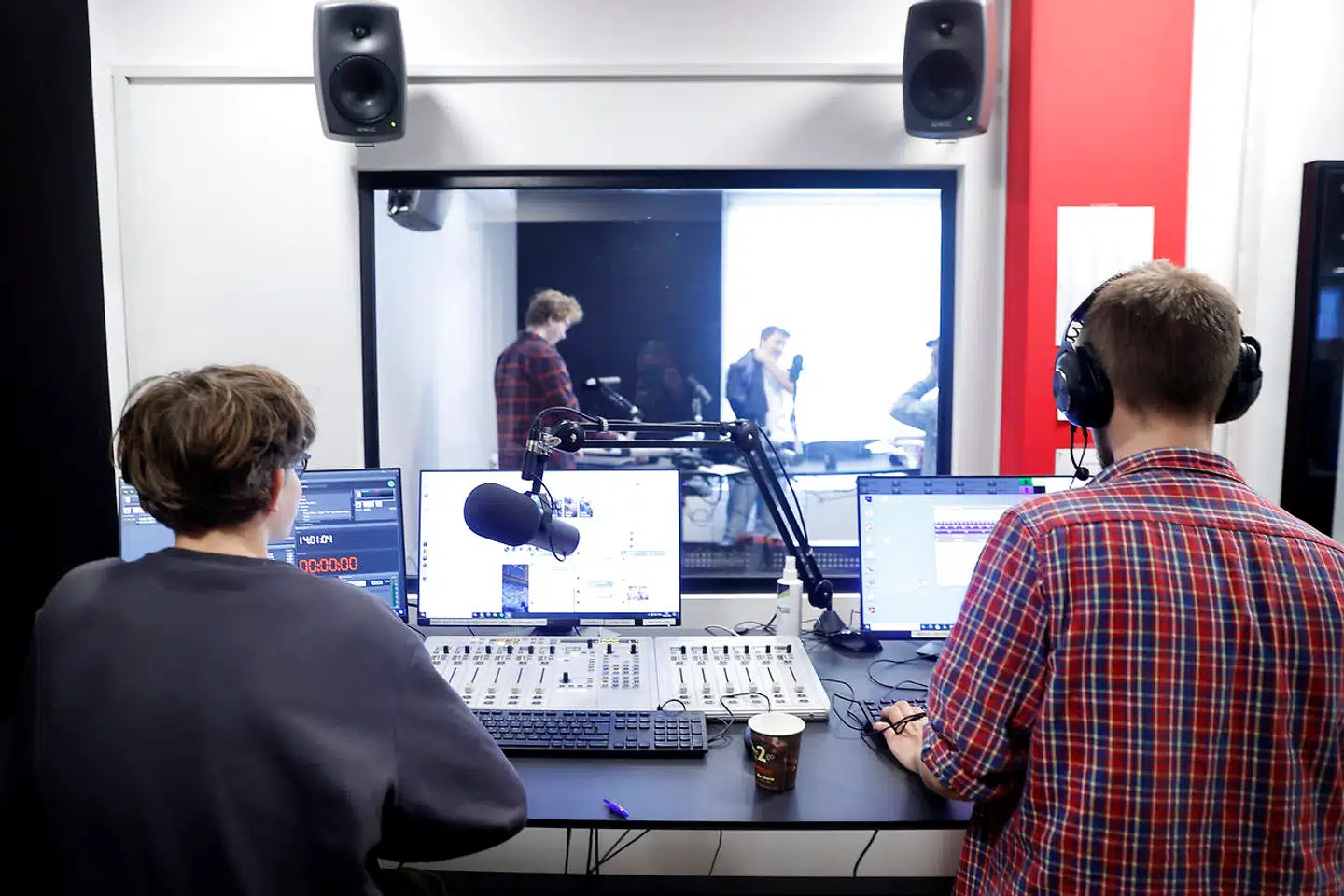 Flere trusler på livet har ramt Radio Louds digitale direktør samt hans kone, Karen Dich.