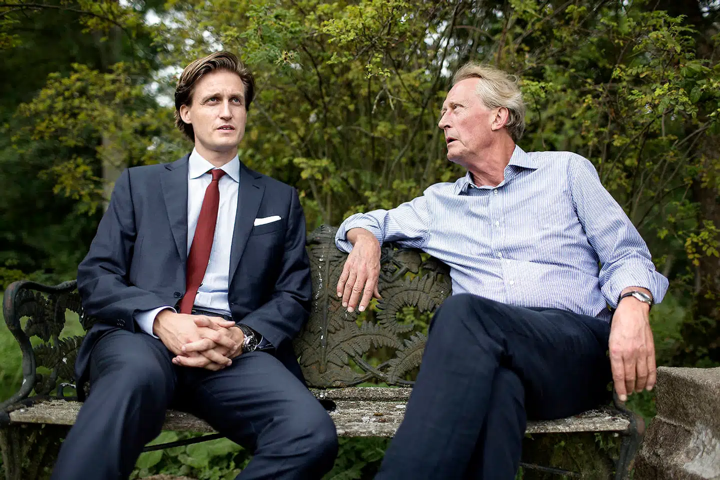 Det ældgamle virksomhed Jacob Holm & Sønner er blevet solgt til en amerikansk virksomhed, fortæller administrerende direktør Martin Mikkelsen (tv.). Han er søn af Poul Mikkelsen (th.), som købte virksomheden i 1979 og overlod den daglige drift til sønnen i 2014. Arkivfoto.