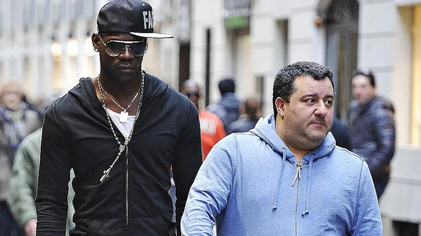 Mino Raiola har nogle af de største stjerner i fodboldverdenen. Her går han med Mario Balotelli.