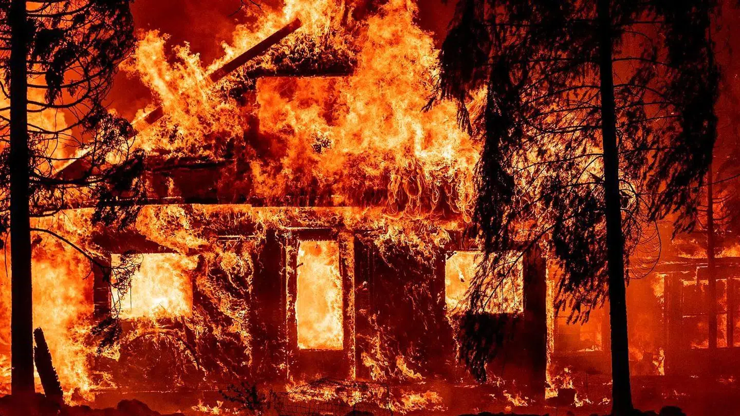 Huse brænder fuldstændig ned, og på billedet her er der ikke meget, der står tilbage at redde.