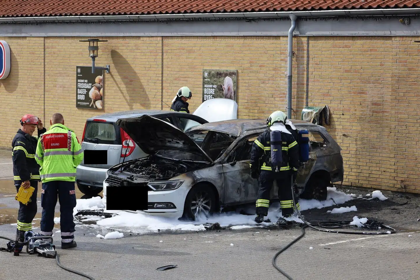 Her ses den udbrændte bil foran Rema 1000.