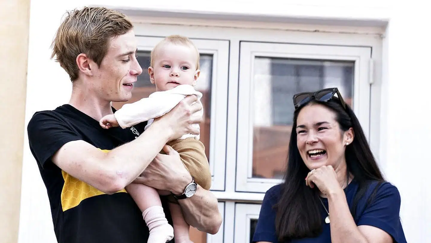 Jonas Vingegaard er blevet fejret i stor stil i hjembyen Glyngøre efter sin podieplads i 2021 og sejren i 2022. Her ses han med kæresten, Trine Marie Hansen, og parrets datter, Frida.