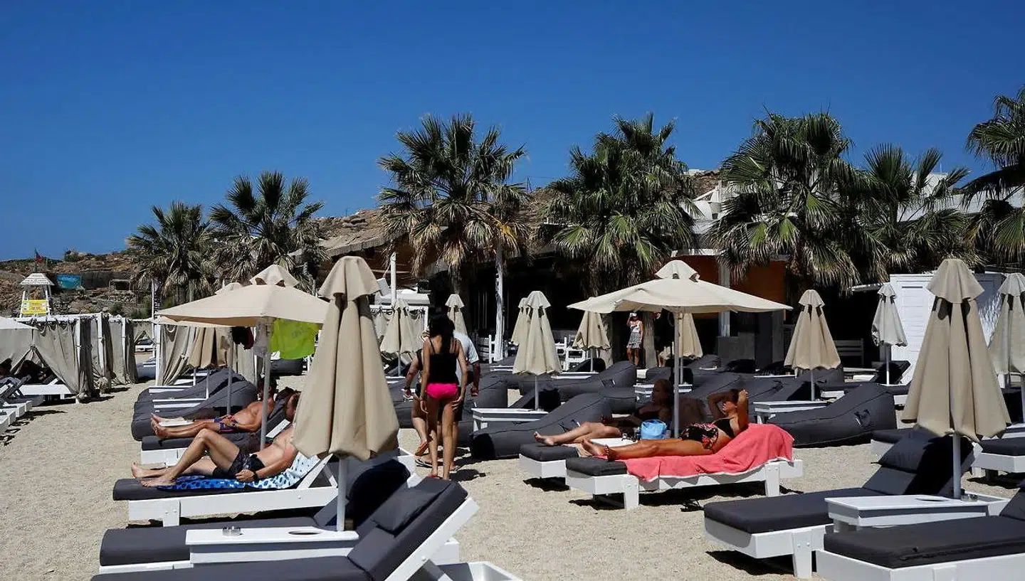 En lang række græske ferieøer - heriblandt Mykanos - er nu markeret som mørkerøde.