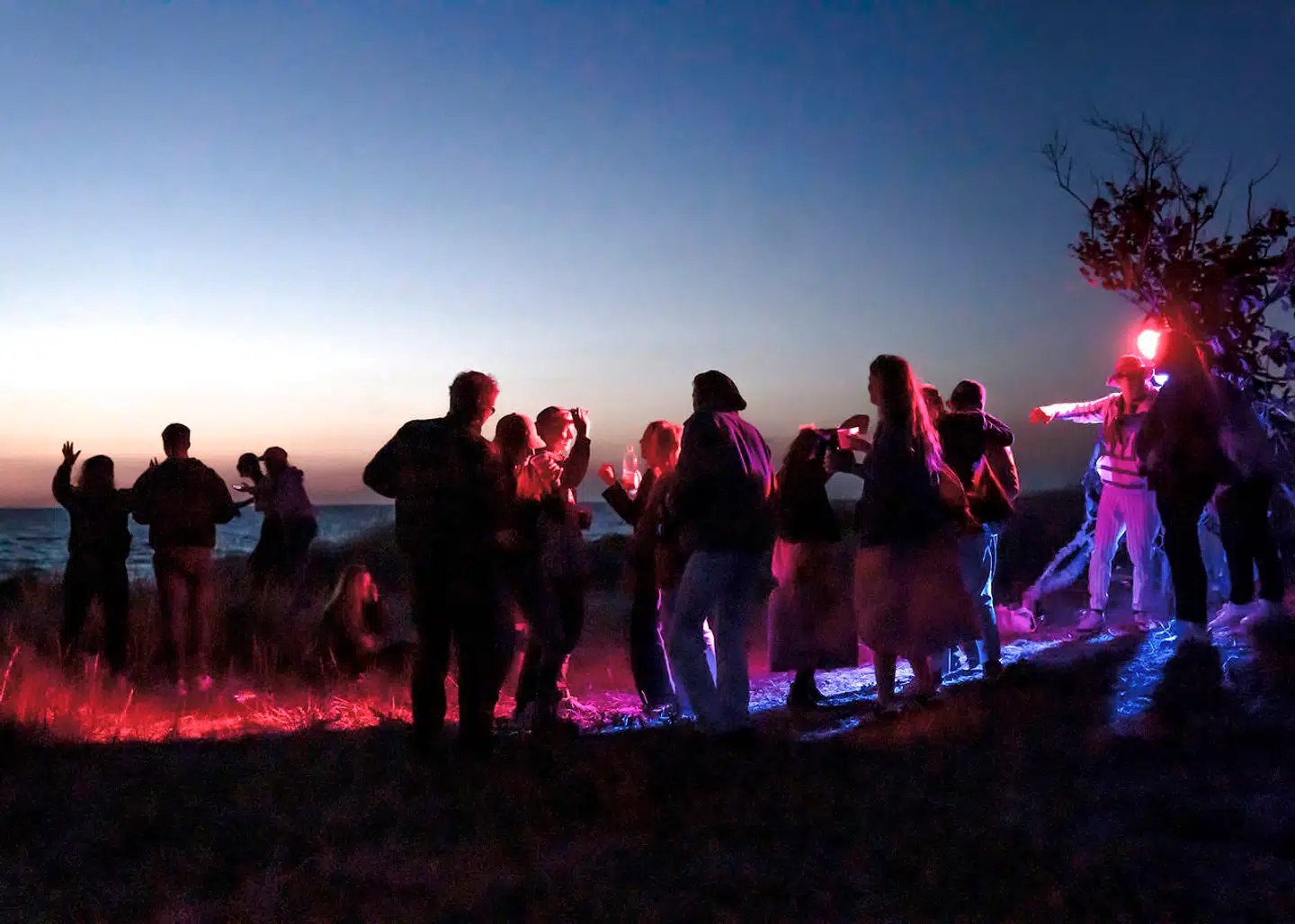 Cigarretskodder, støj og knust glas er til stor gene for flere beboere i og omkring Hovedgaden i Tisvilde. Festarrangør er klar til at tage dialogen, for noget kan forbedres, erkender han.