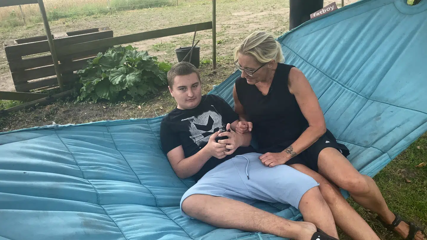 »Jeg bliver nødt til at kæmpe videre for min søns skyld. Jeg har passet på ham i 14 år. Hele mit liv har været baseret på hans. Så de kan ikke køre mig ned,« lyder det fra Gitte Lund, der er mor til Loke.