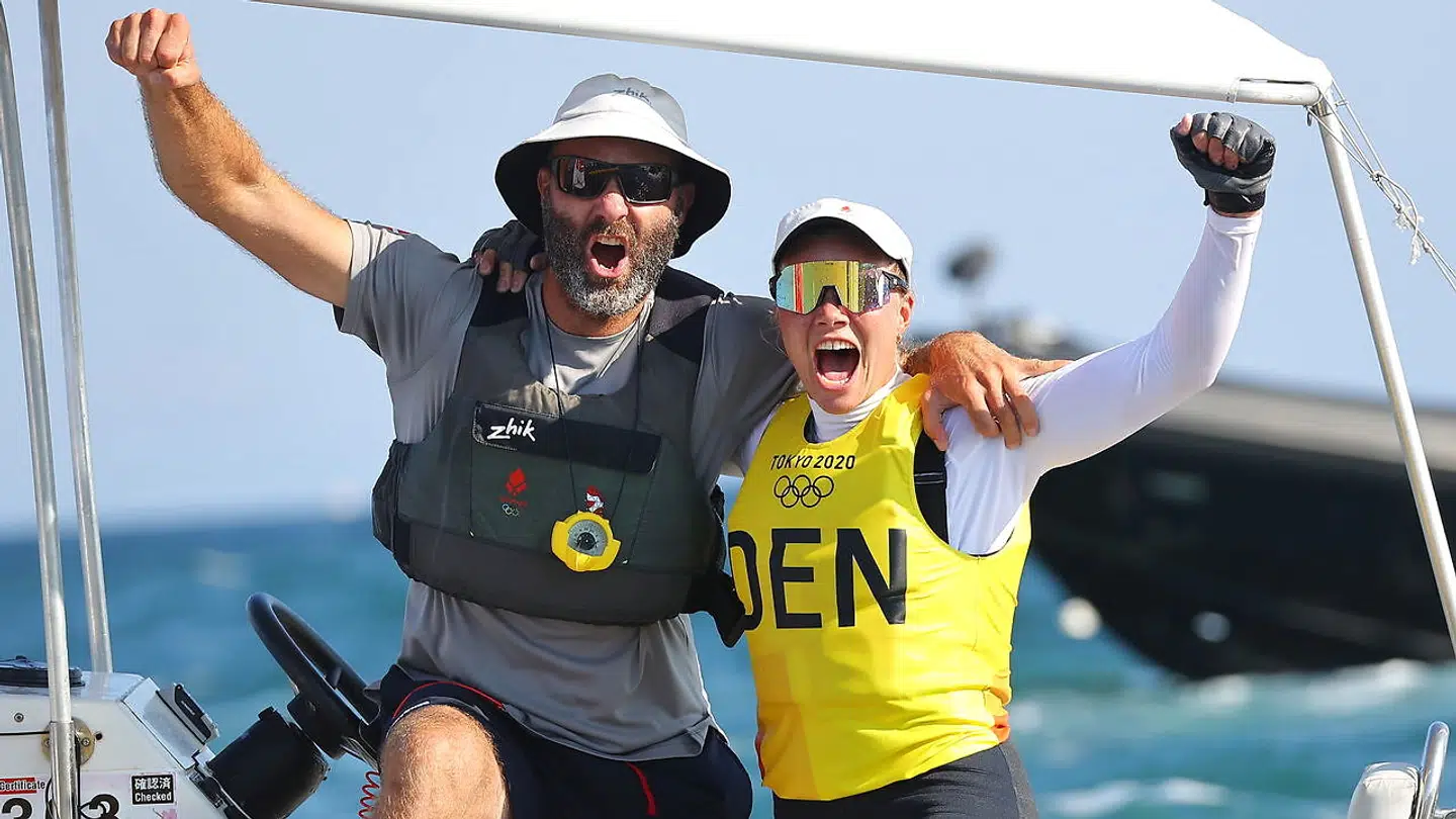 Anne-Marie Rindom fejrede sin guldmedalje med en dukkert i havnen. Her fejrer Rindom og hendes træner Piotr Wojewski triumfen.