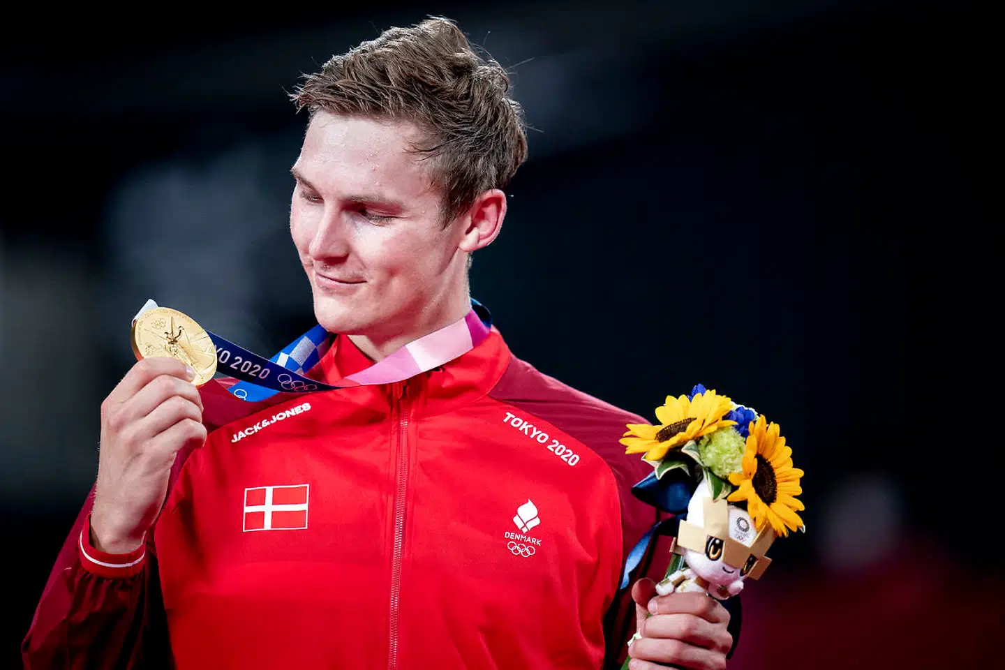 Viktor Axelsen vinder guld mod Chen Long i badminton finale til OL i Tokyo, mandag den 2 august 2021. (Foto: Liselotte Sabroe/Ritzau Scanpix)