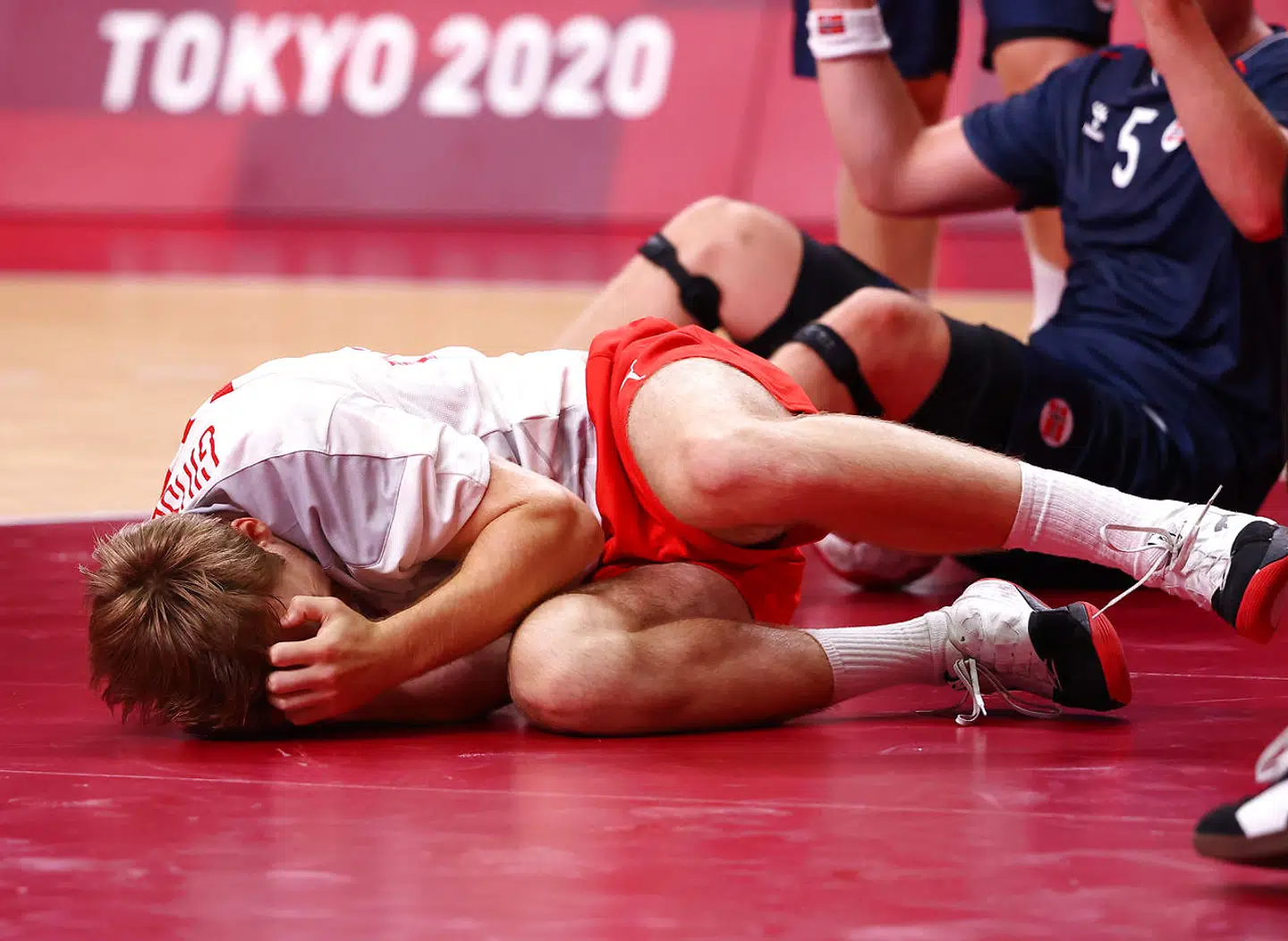 Mathias Gidsel ømmer sig, efter han er sendt i gulvet.