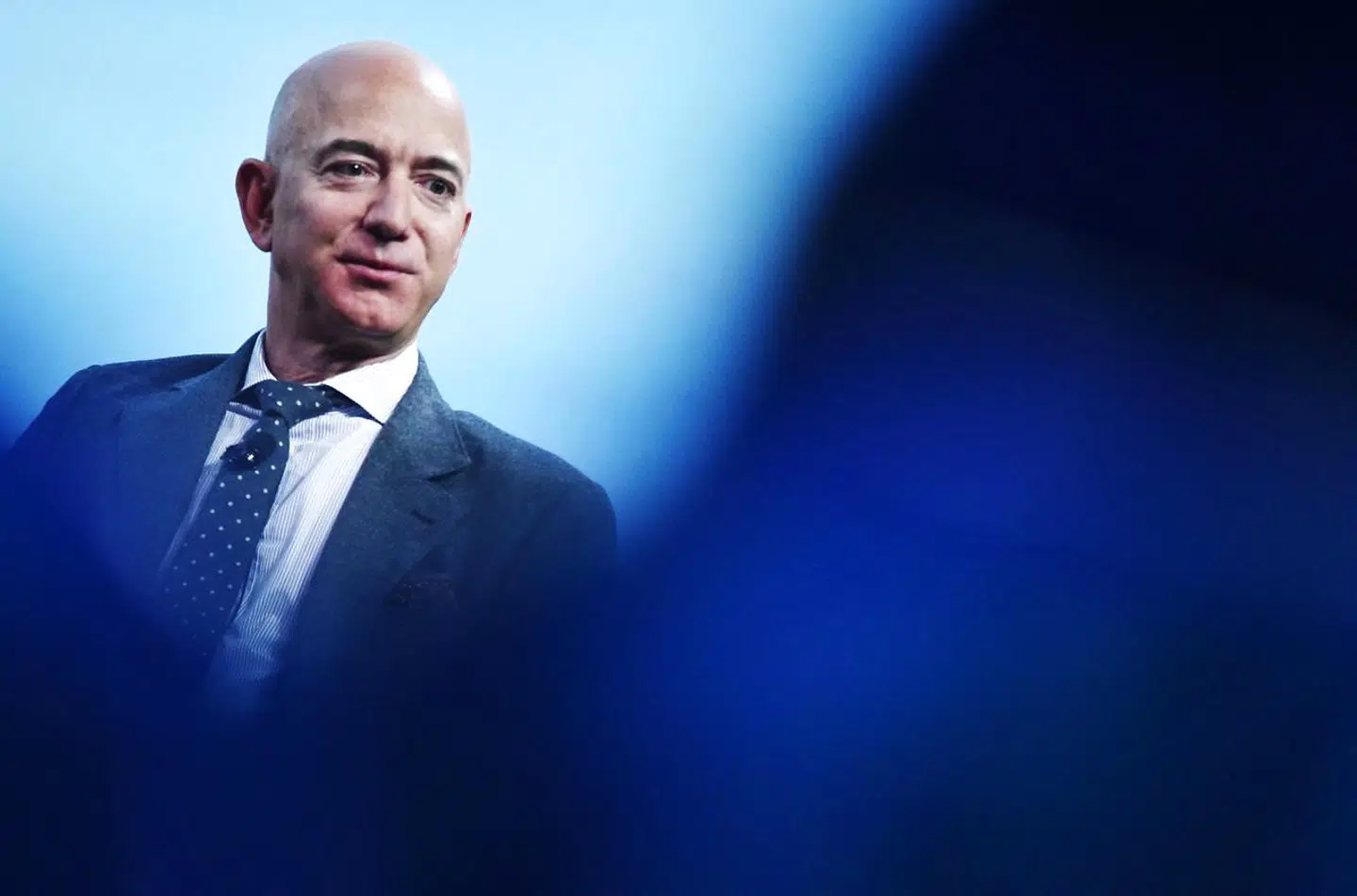 Jeff Bezos forlod i de tidlige 1990ere sit gode job på Wall Street, fordi han havde læst en rapport, der forudsagde, at internettet ville vokse 2.300 procent årligt. Derfor stiftede han Amazon, som i begyndelsen var en boghandel.