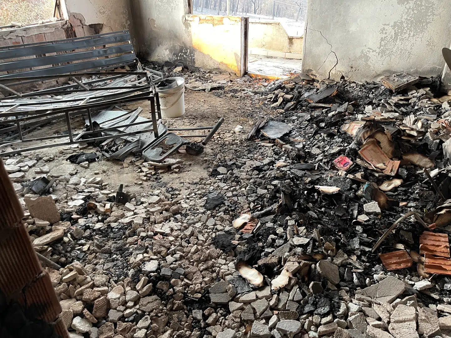 Et fint bondehus, der forleden stod smukt, er nu forvandlet til aske og sod.