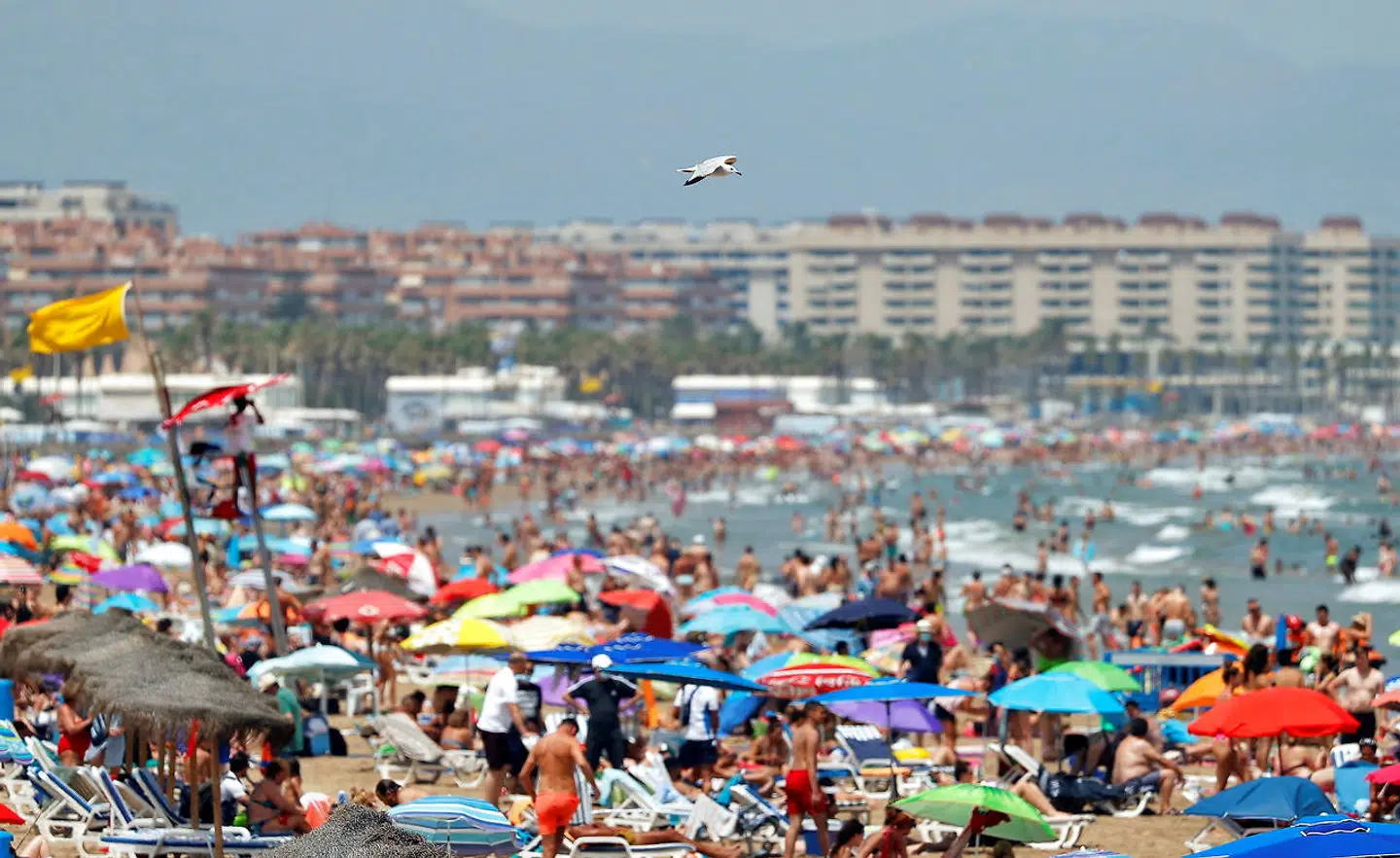 Der har været masser af badegæster på stranden ved de spanske middelhavskyster i juli. Det er dog først og fremmest spanierne selv, der holder omsætningen i det vigtige turisterhverv oppe. Især de normalt mange britiske turister mangler.