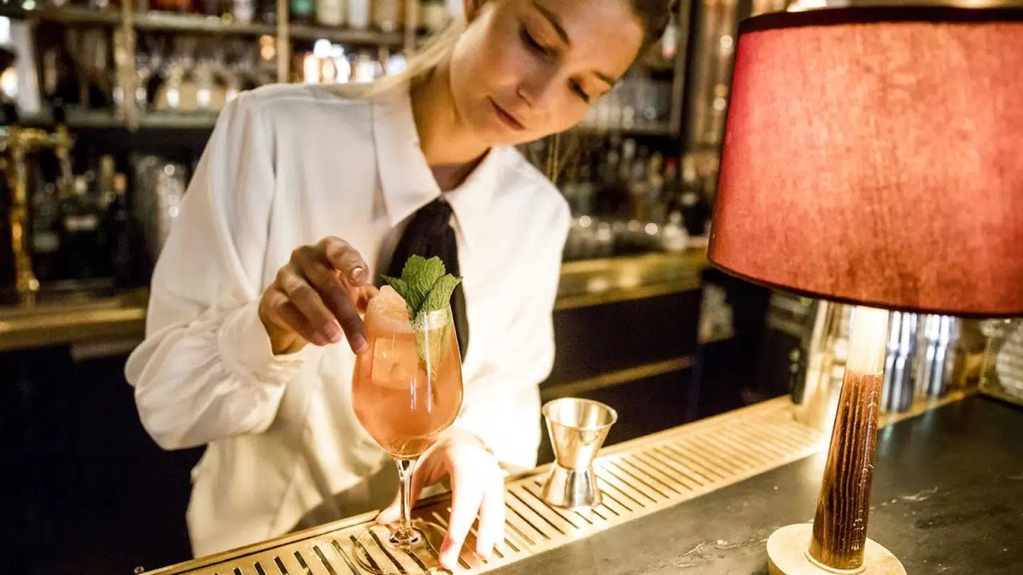 Tata på Hotel Sanders. Der laves en Spanish Highball.