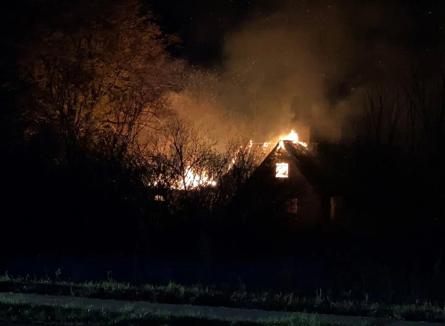Efter at have slået sin kone ihjel og i dagevis gemt liget i en plastiktønde med ætsende væsker på den forladte gård, forsøgte præsten Thomas Gotthard at slette sine spor ved at sætte ild til ejendommen ved at antænde tændblokke på høloftet og sætte ild til en længe.