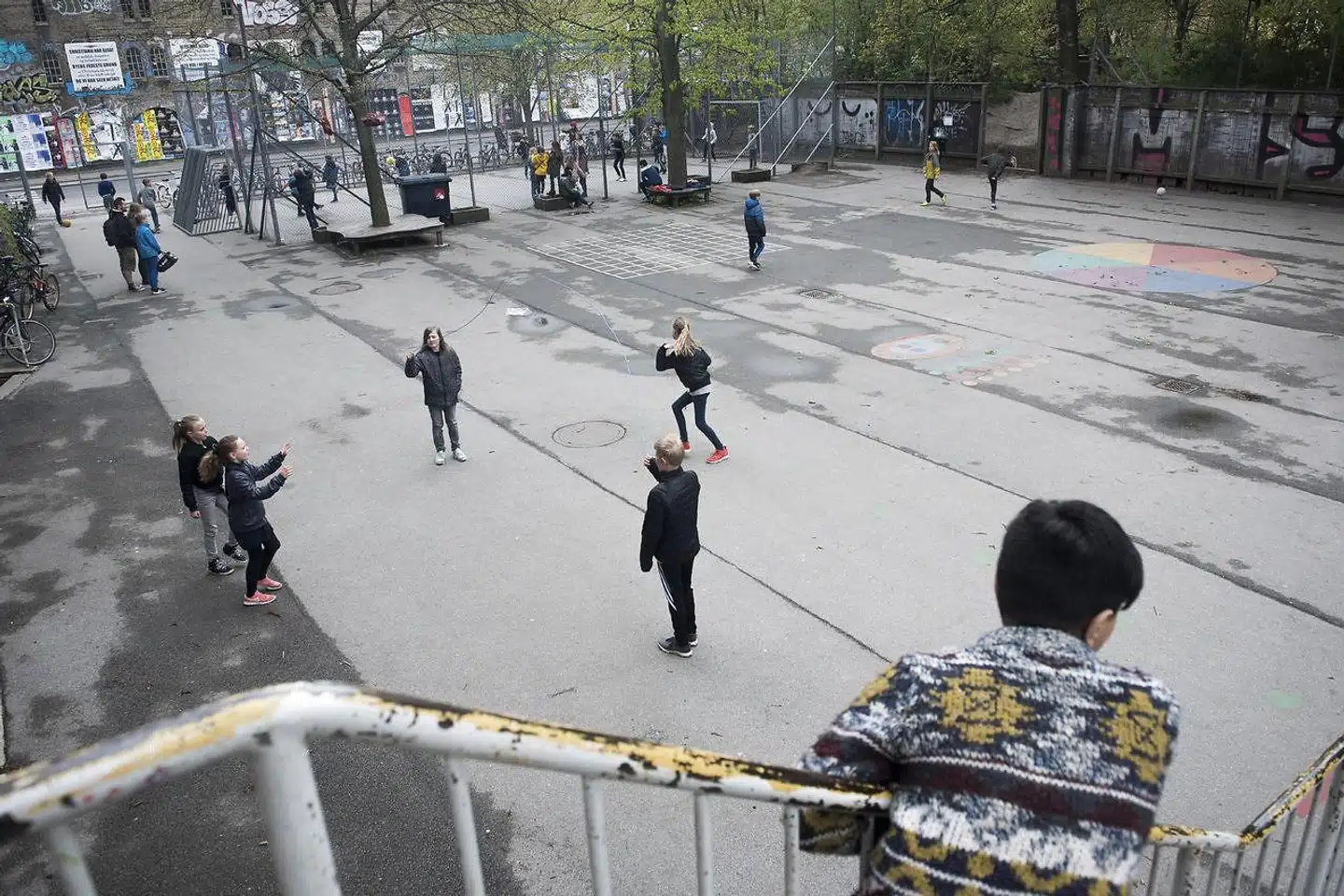 »Senest har man på gymnasieområdet vedtaget en styringsmodel, der skal være et bolværk mod, at gymnasier opdeles ud fra etnicitet og sociale forhold. Måske vil en lignende model ramme skoleområdet,« skriver Andreas Rasch-Christensen.