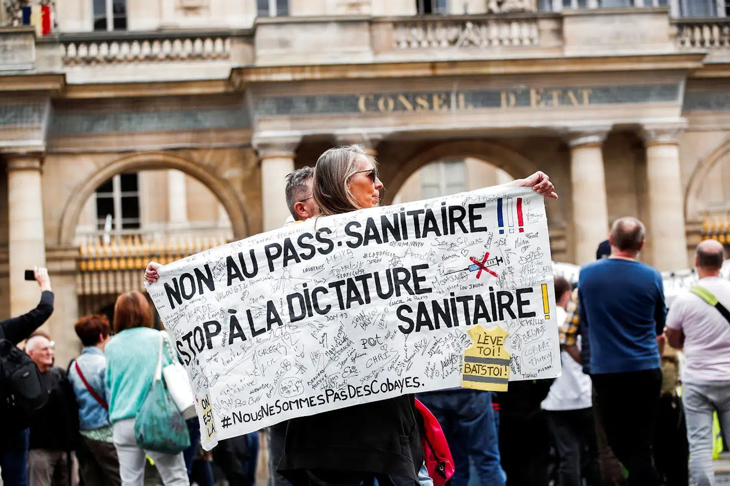 Tusinder af franskmænd er de seneste uger gået på gaden for at demonstrere mod nye vaccinationskrav. Den franske præsident har indført krav om, at sundhedspersonale skal være vaccineret, hvis det skal have lov til at arbejde.