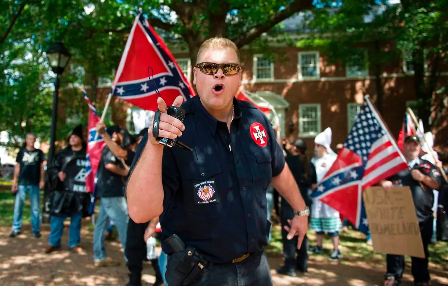 Et medlem af Ku Klux Klan råber af moddemonstranter ved en demonstration i byen Charlottesville i den amerikanske stat Virginia. Foto: AFP PHOTO / ANDREW CABALLERO-REYNOLDS