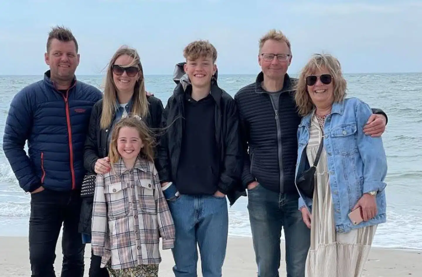 Oskar og familien sammen med mormor og morfar.