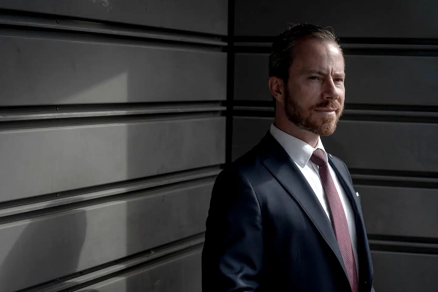 Venstres formand, Jakob Ellemann-Jensen, har et konstruktivt forslag om at skære i dimittendsatsen. Unge burde kunne finde et job lige efter afslutningen på uddannelsen med den lave ledighed.