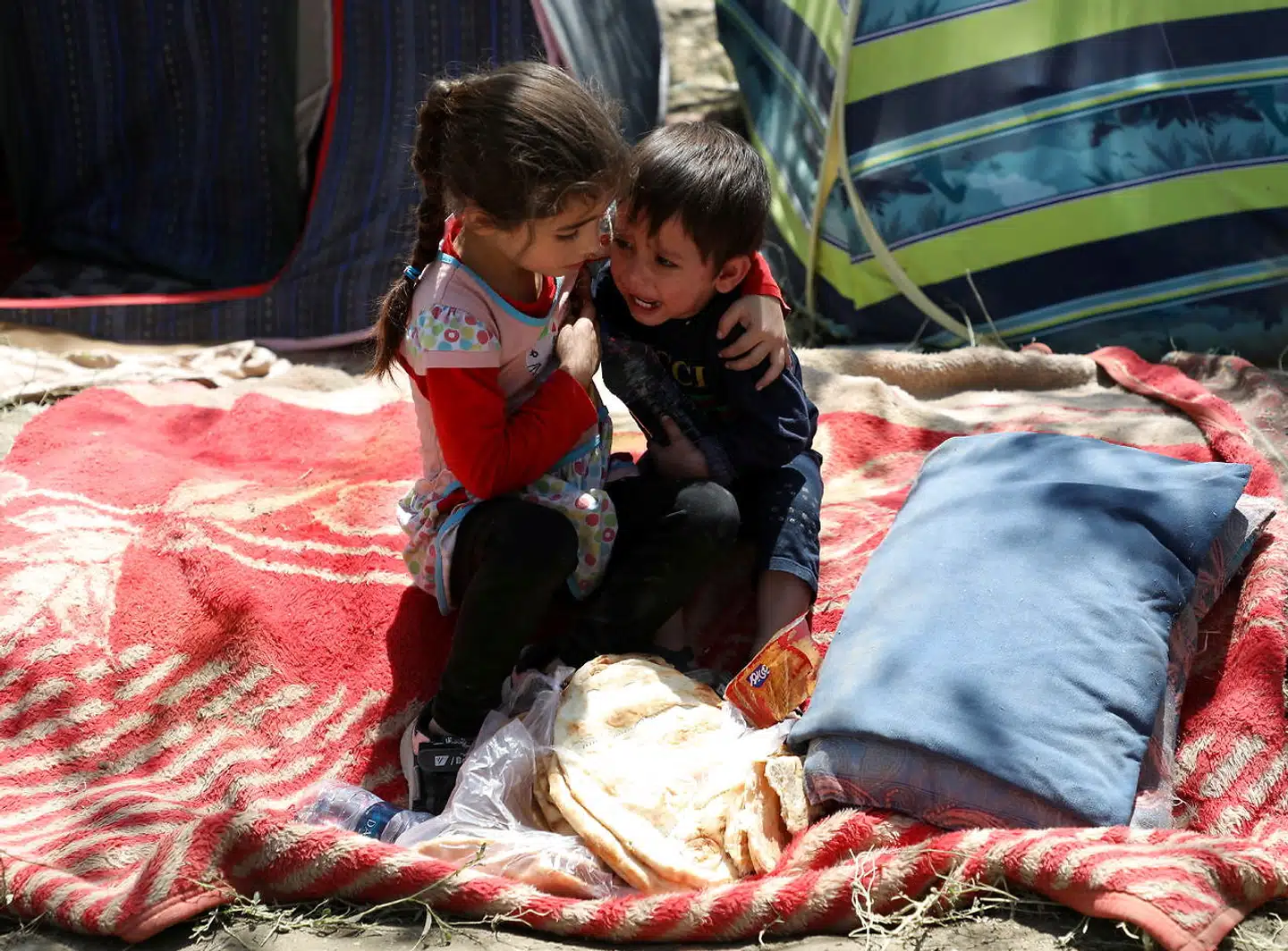 Tusindvis af familier er nu på flugt, efter Talebans magt og kontrol over afghanske byer er vokset.