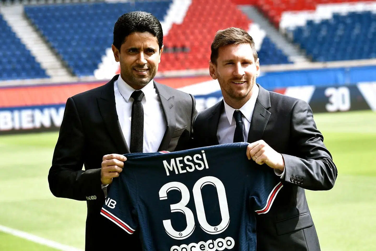 Lionel Messi poserer med sin PSG-trøje ved siden af klubpræsident, Nasser al-Khelaifi. Klubben er ejet af Emiren i Qatar, Tamim ben Hamad al Thani.