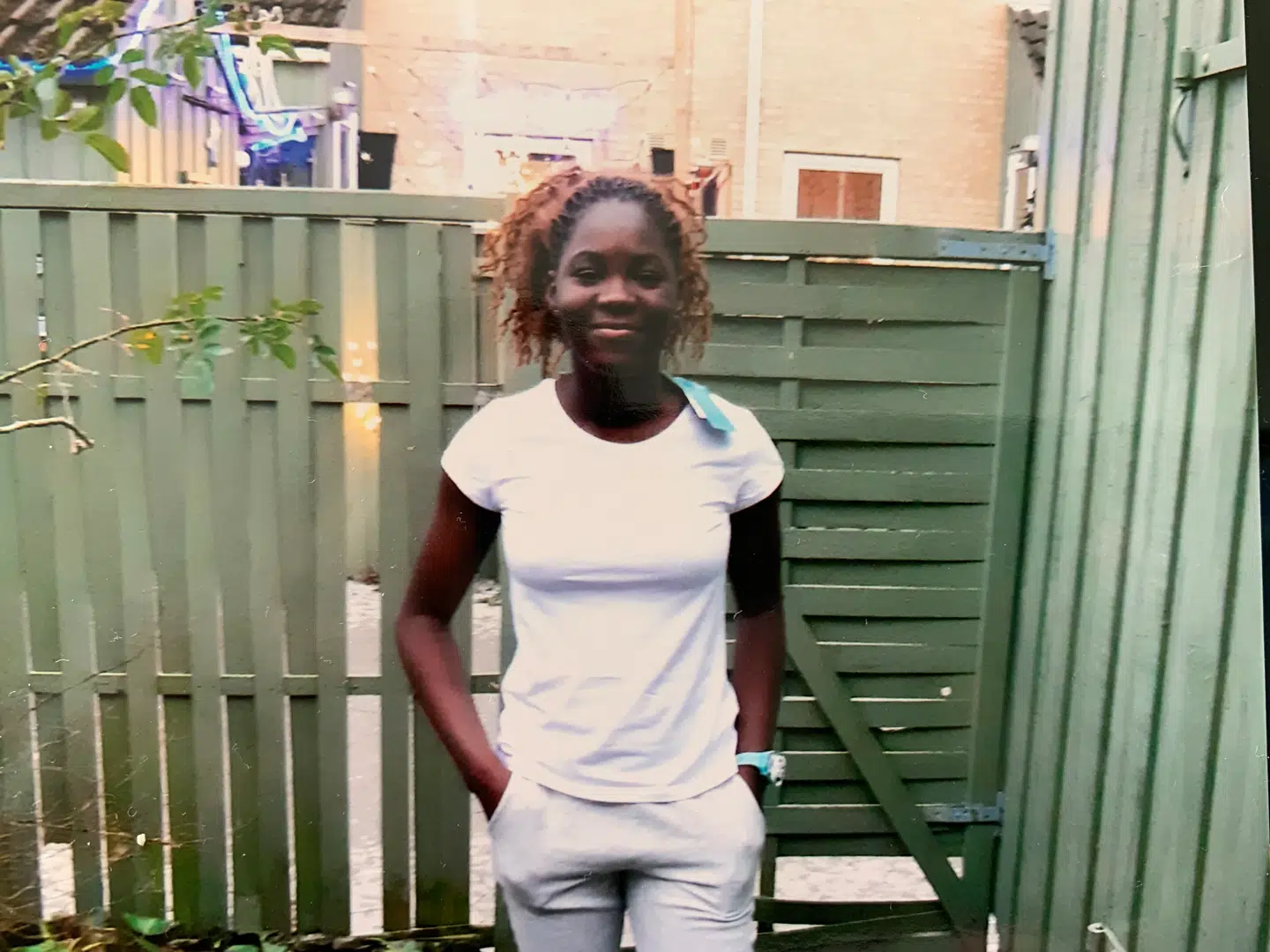 17-årige Stacy ved det første hjem, hun havde i Danmark.